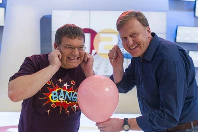 Die beiden lassen es heute richtig krachen. Elton und Prof. Dr. Alfred Kappl (Technische Bundeslehr- und Versuchsanstalt Wien / Sprengtechnik und Pyrotechnik) Honorarfrei - nur für diese Sendung bei Nennung ZDF und Ralf Wilschewski